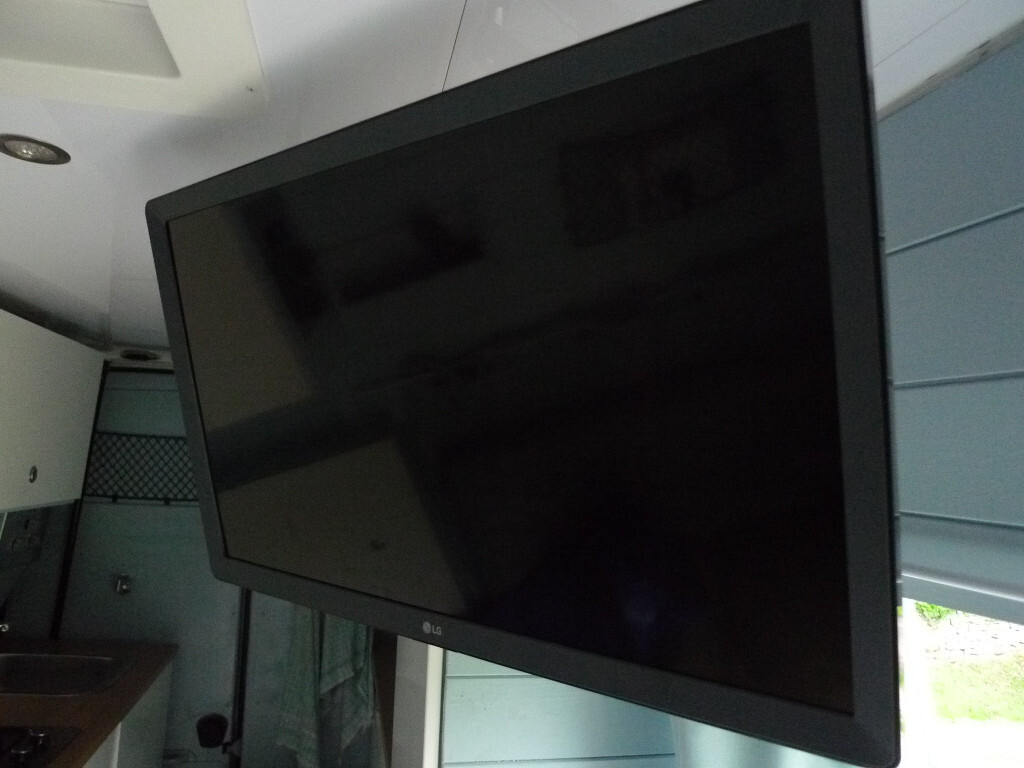 Smart HD Ready LED TV television set 